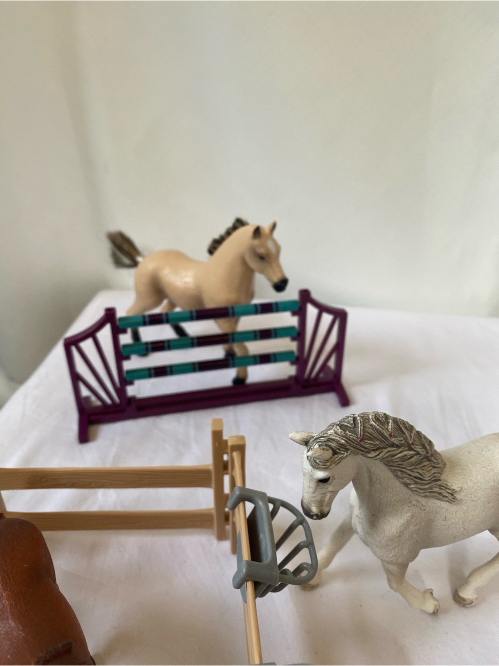 Schleich Set of 3 Horse Figures Plus Jump Bar Pen Grooming Accessories - Picture 5 of 13